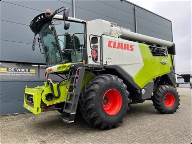 - - - Claas Trion 520
