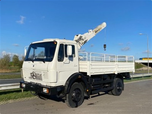 - - - Mercedes Benz 1017 4x4 truck with crane Atlas